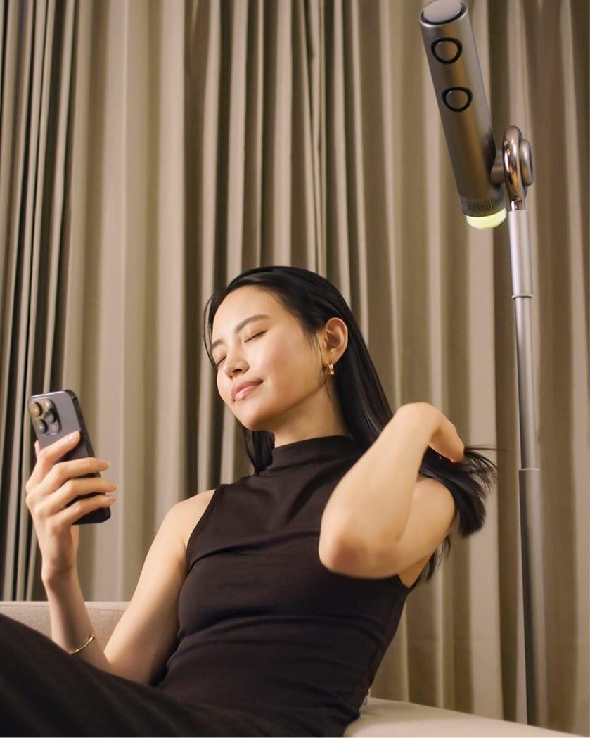 スマホを見ながら髪を乾かす